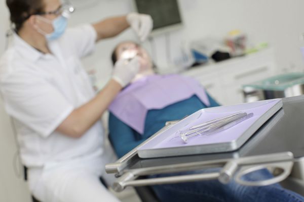 Patientin nutzt Tablet im modernen Wartezimmer der Praxis Dr. Schütz
