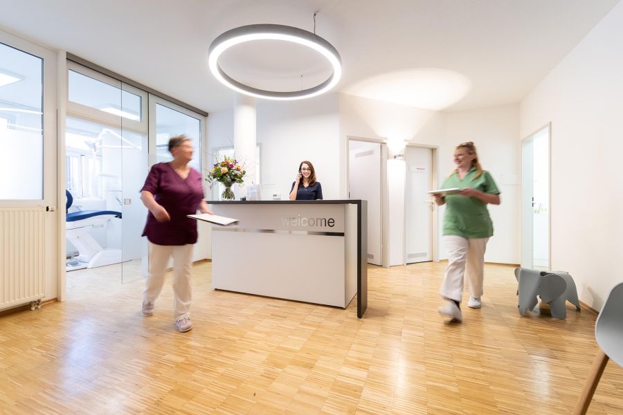 Empfangsbereich in der Zahnarztpraxis Dr. Schütz in Radolfzell